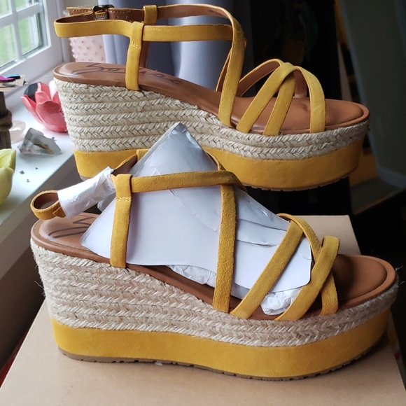 NIB Yellow Zodiac Yolanda wedge sandal - Picture 5 of 12